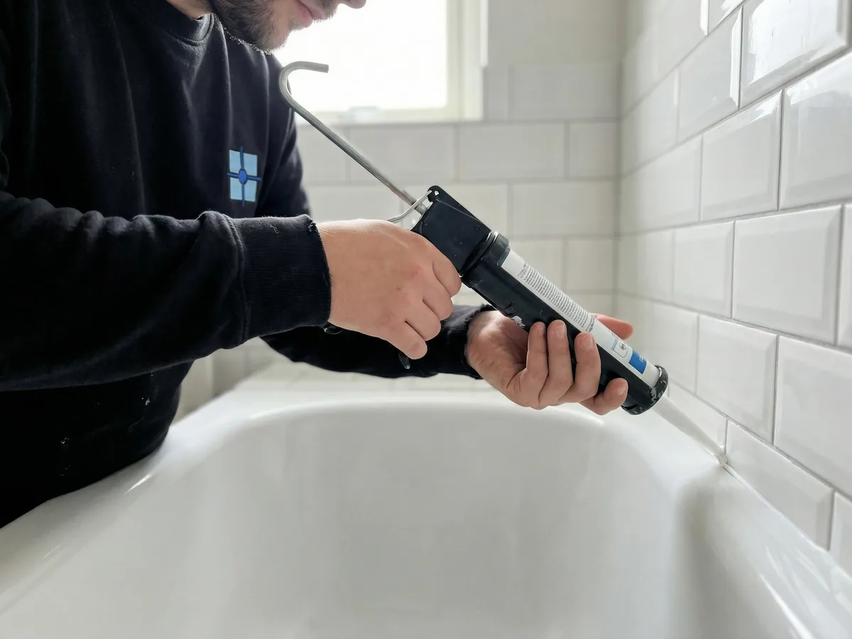 Fugemand i arbejde - closeup af professionel fugning